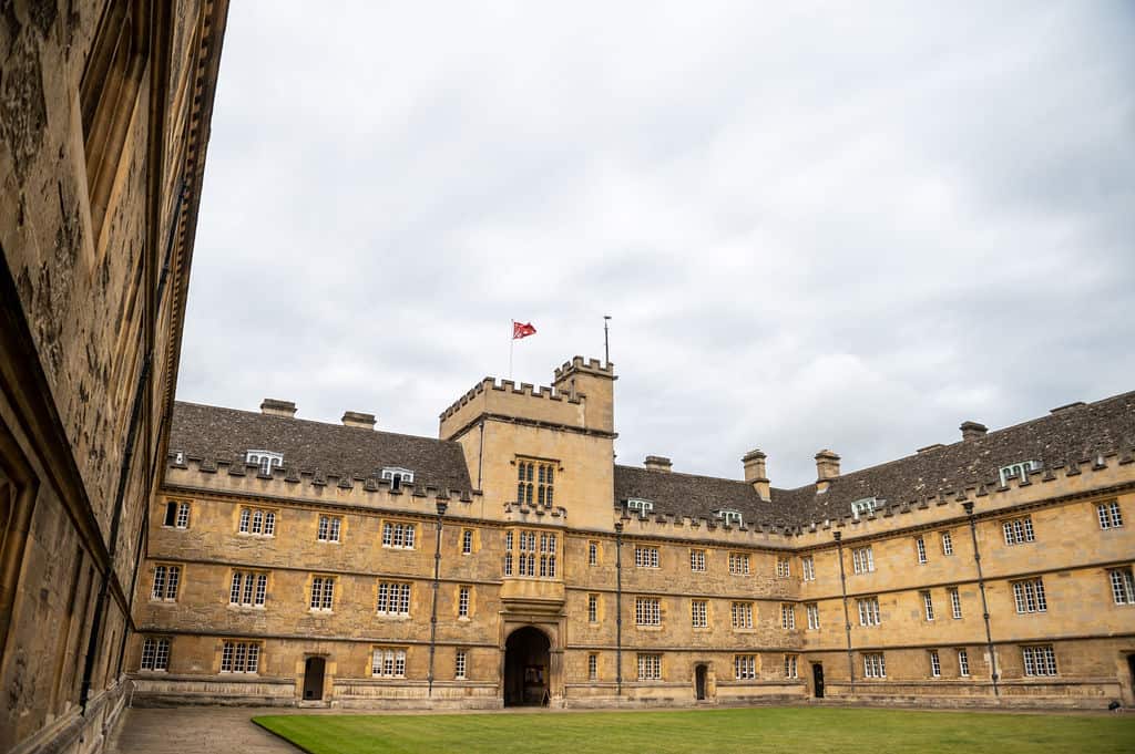 Oxford courses often include tutorials, lectures, and significant independent study components